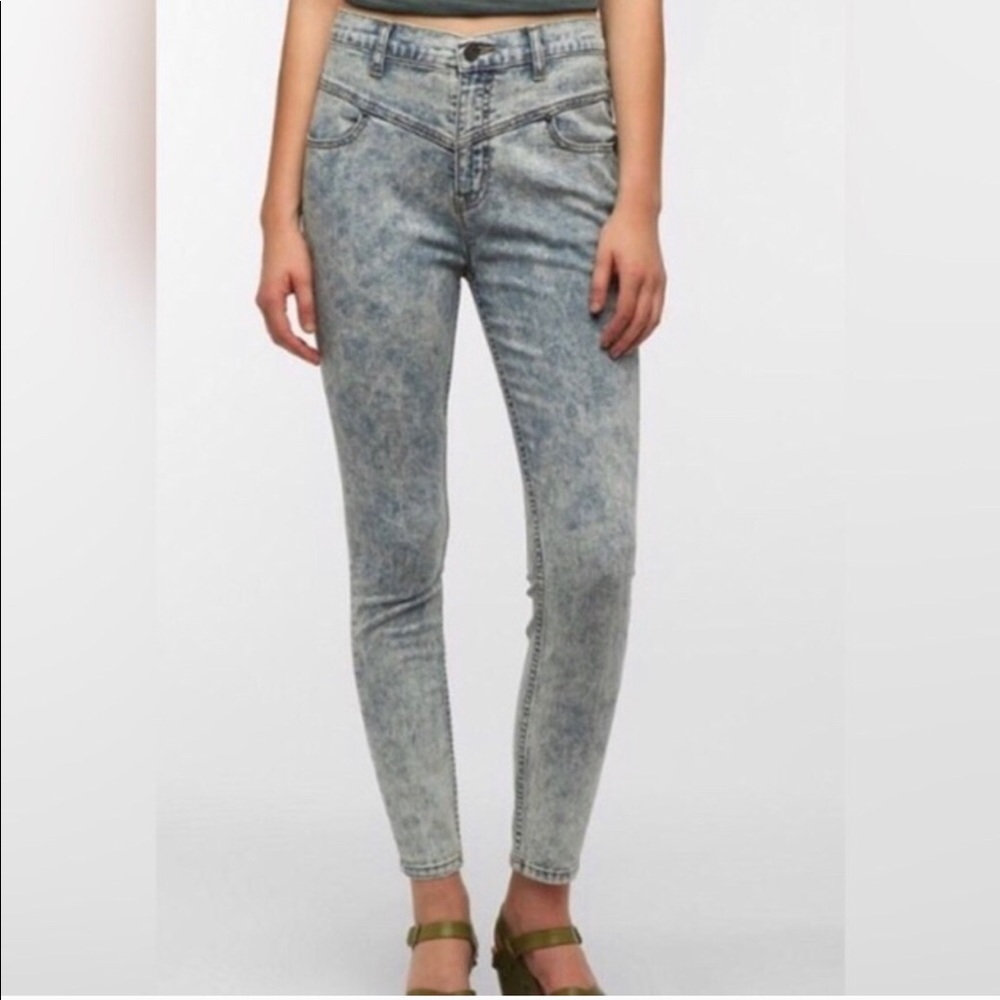 UO BDG 31W 33L ACID WASH HIGH RISE SEAM JEAN-LONG